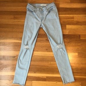 Light Wash Distressed Levi’s 711 Skinny Jeans Sz26